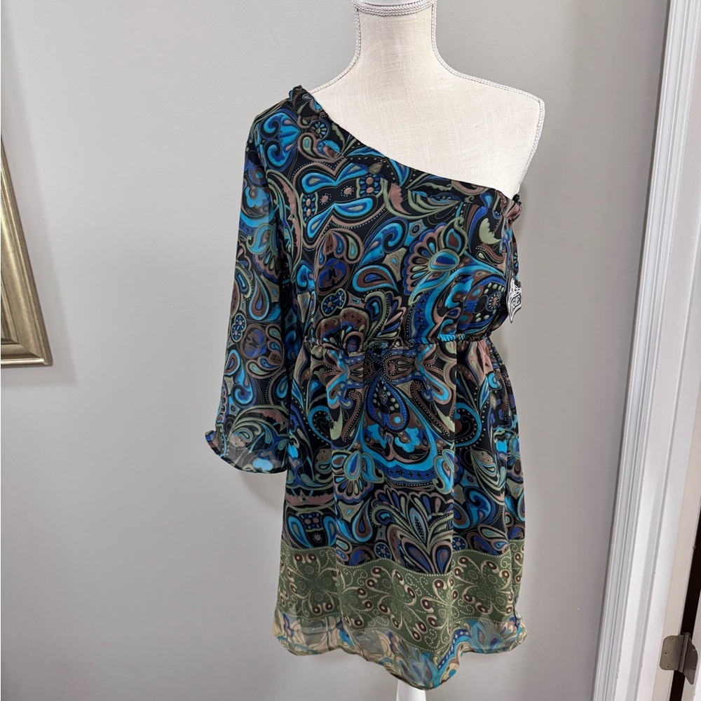 NWT Angie One-Shoulder Flare Sleeve Groovy Paisley Dress. Size L